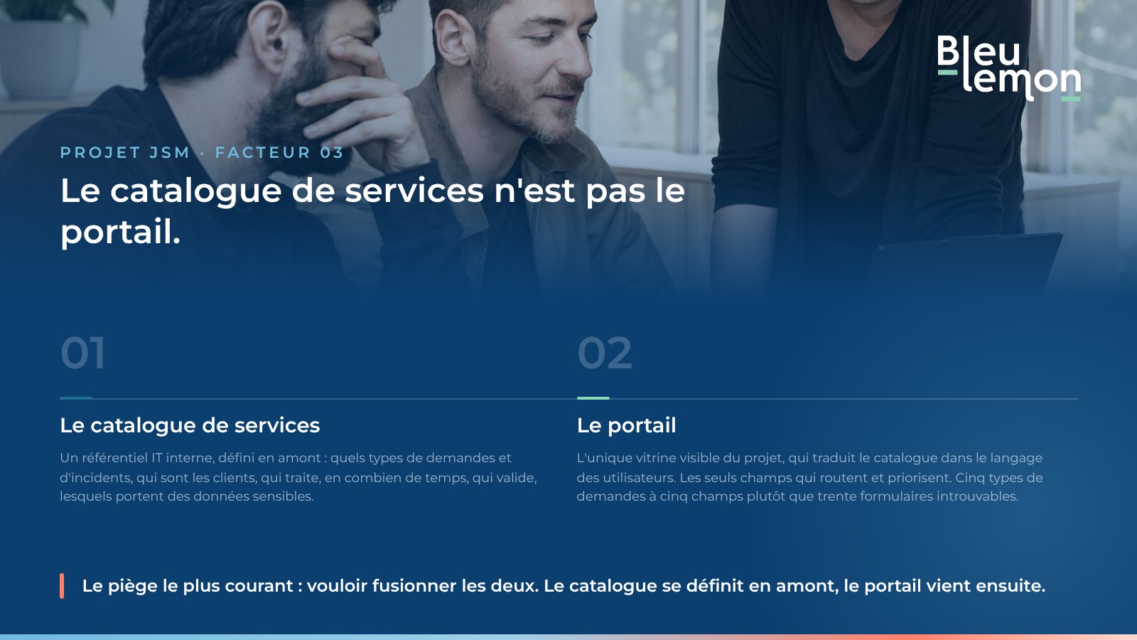 Schéma BleuLemon : le catalogue de services n'est pas le portail. Le catalogue est un référentiel IT interne défini en amont, le portail le traduit dans le langage des utilisateurs.