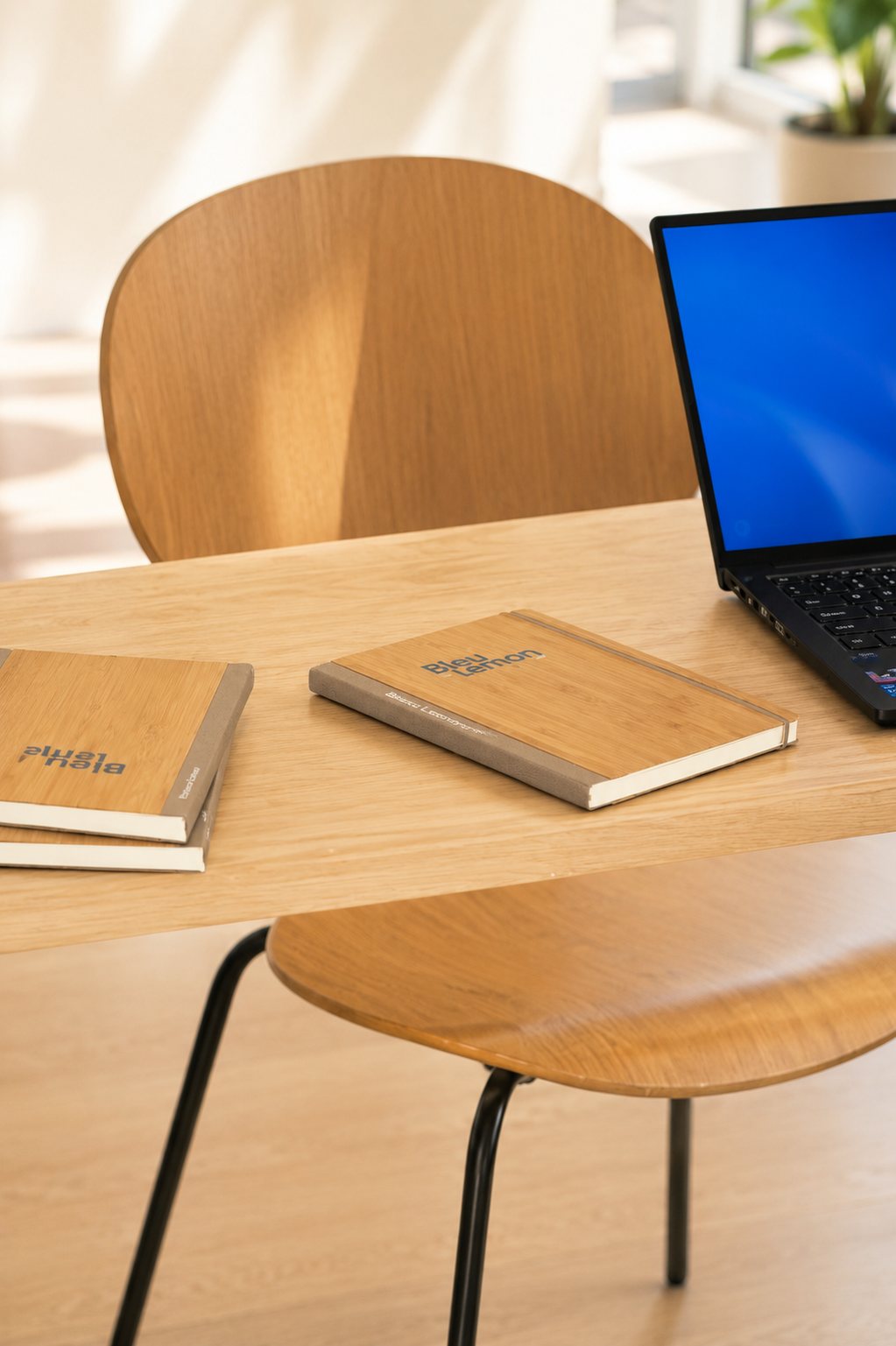 Un poste de travail, carnets et portable
