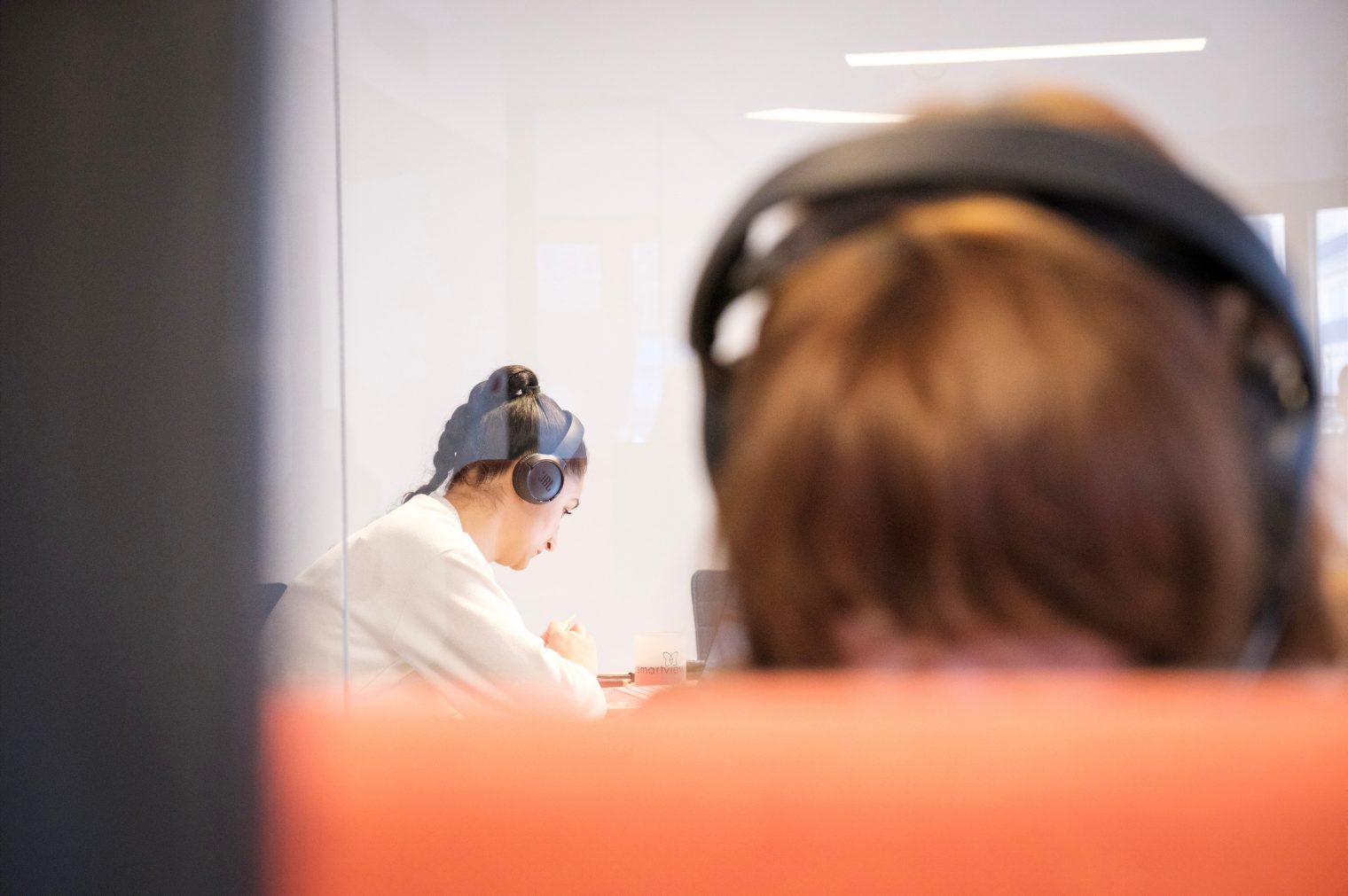 Postes de travail vus à travers la vitre, rien de lisible